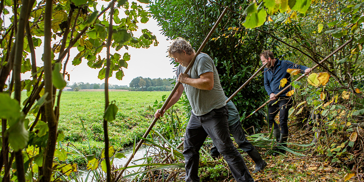 Sloot schoonmaken tijdens de Natuurwerkdag 2022