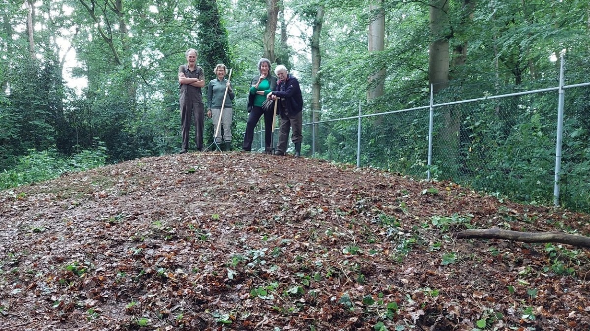 Vrijwilligers Archeologiewacht Apeldoorn op een grafheuvel
