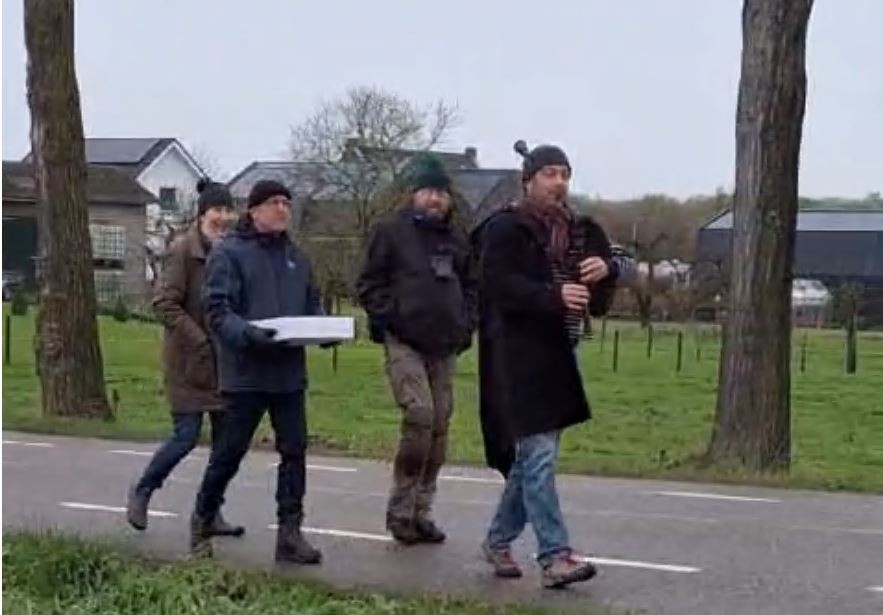 Taart en doedelzak voor knotgroep NVWC