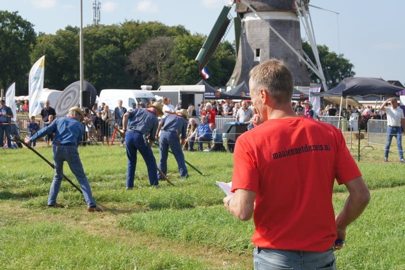 Deelnemers en jury tijdens NK Maaien met de Zeis 2025
