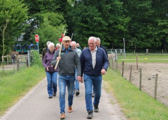 Directeur-bestuurder Arjan Vriend bij de opening van een Klompenpad