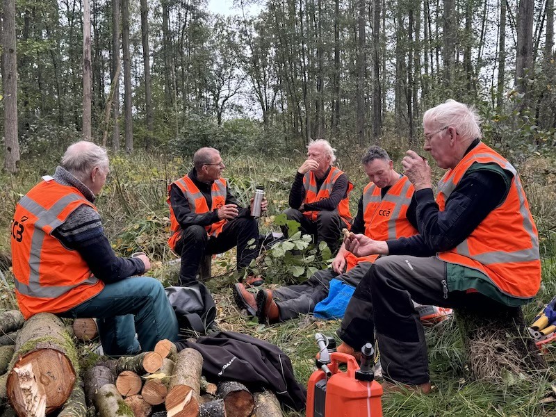 Vrijwilligers van landgoedwerkgroep 't Hartelaer tijdens een pauze