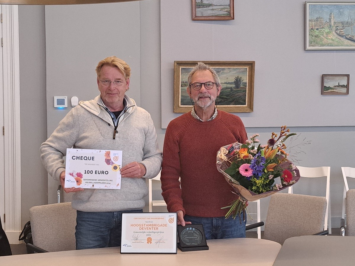 Taart en doedelzak voor knotgroep NVWC