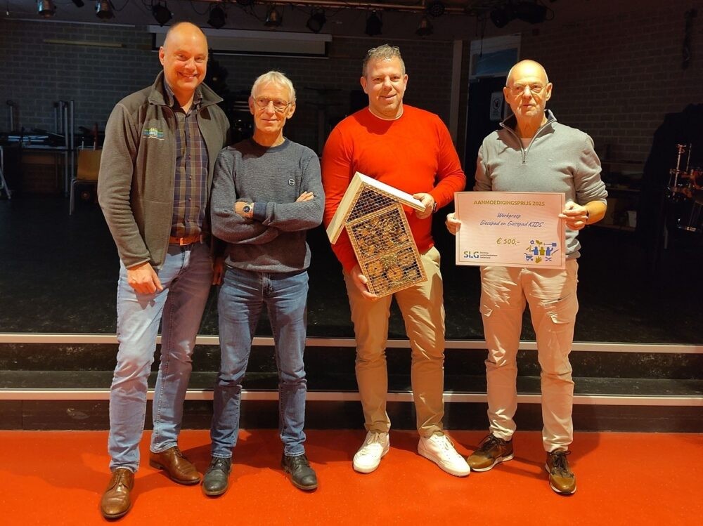 Arjan Vriend met drie coördinatoren van het Giesepad
