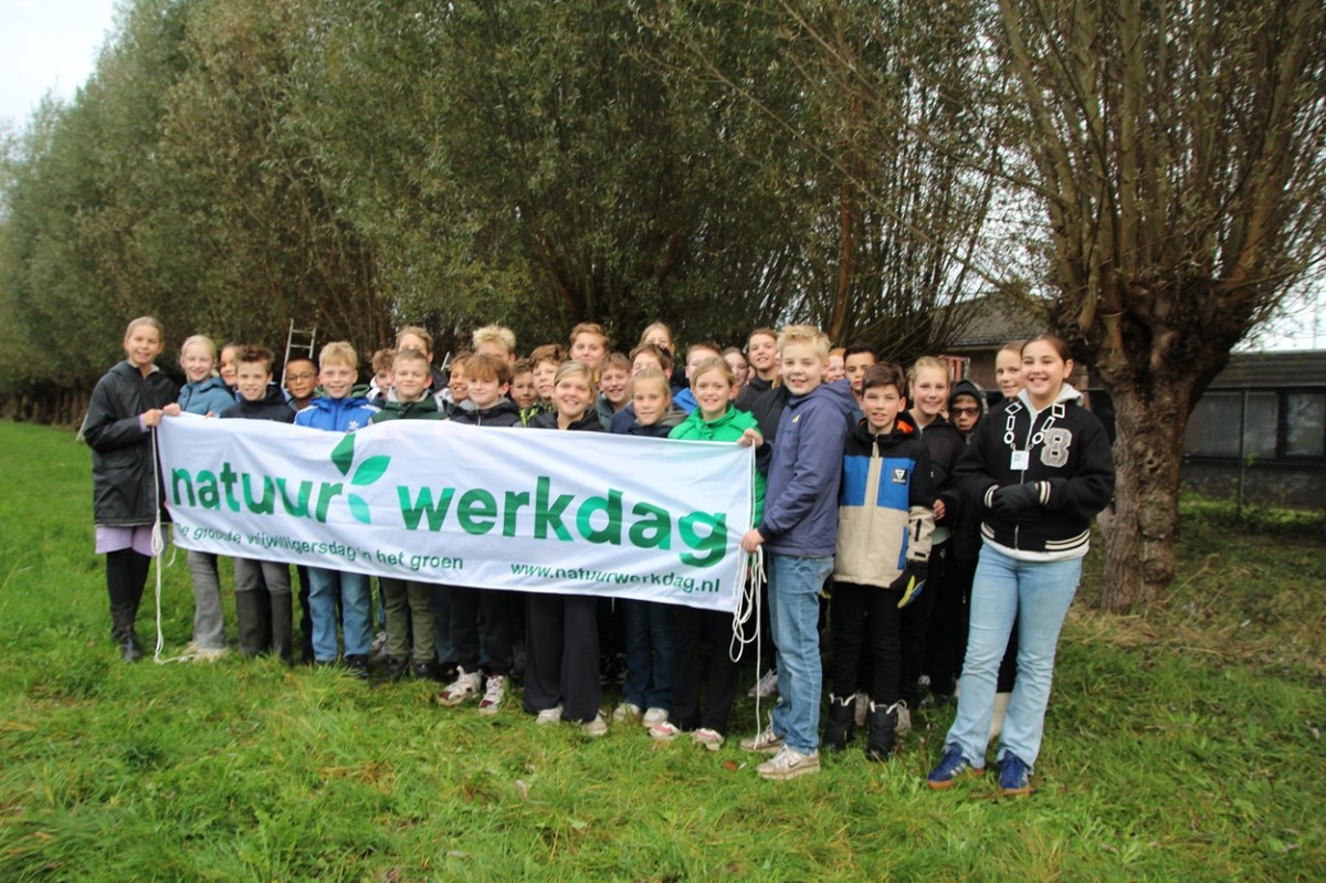 Scholieren bij Knotploeg Duiven op Natuurwerkdag 2025